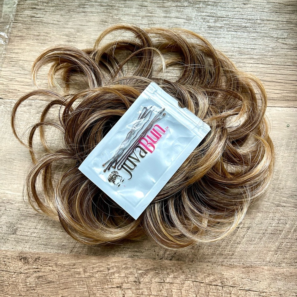 NWOT JuvaBun light brown/golden blonde Wavy Hair bun with Natural highlights